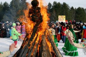 Проводы зимы на Масленицу - сожжение чучела